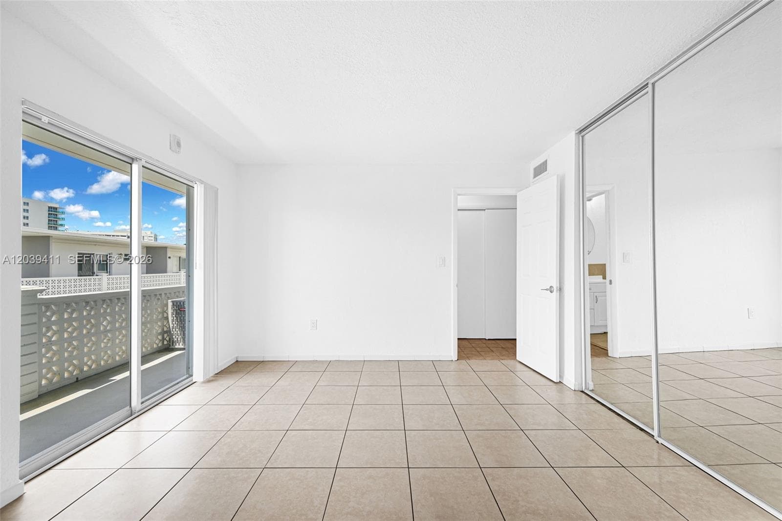 A12039411 — Miami Beach — 24
