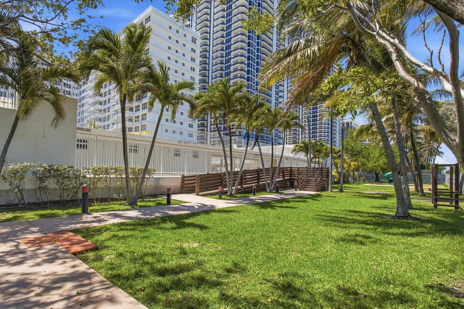 B26042724 — Miami Beach — 41