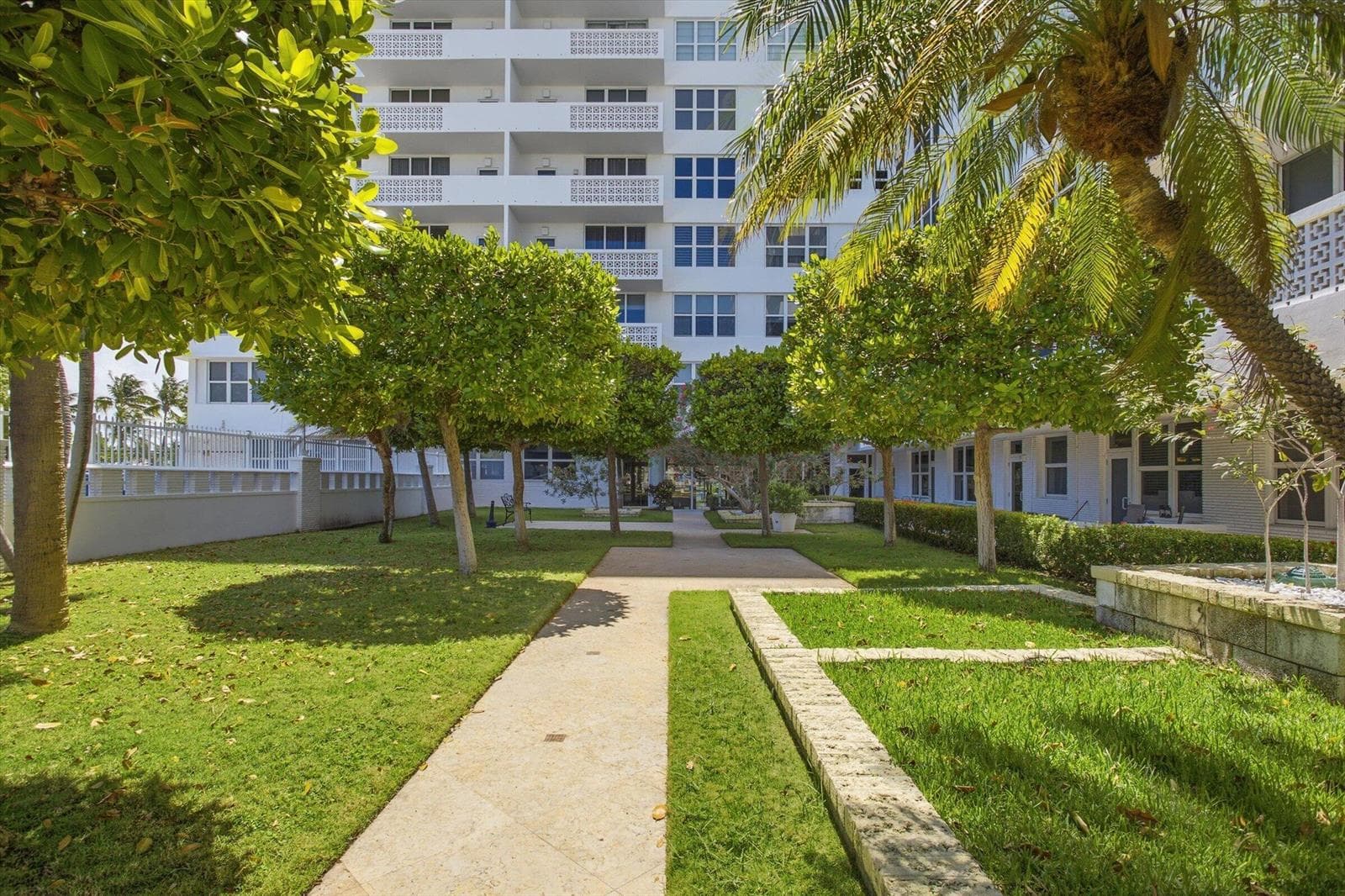 B26042724 — Miami Beach — 35
