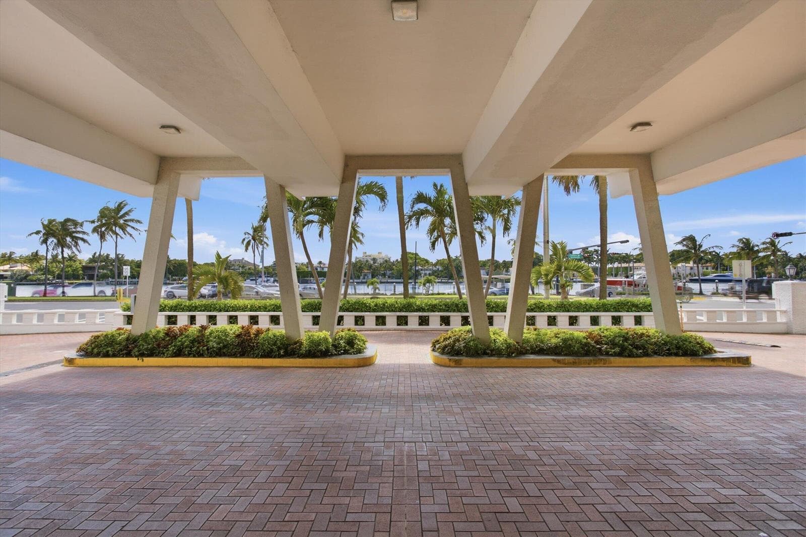 B26042724 — Miami Beach — 25