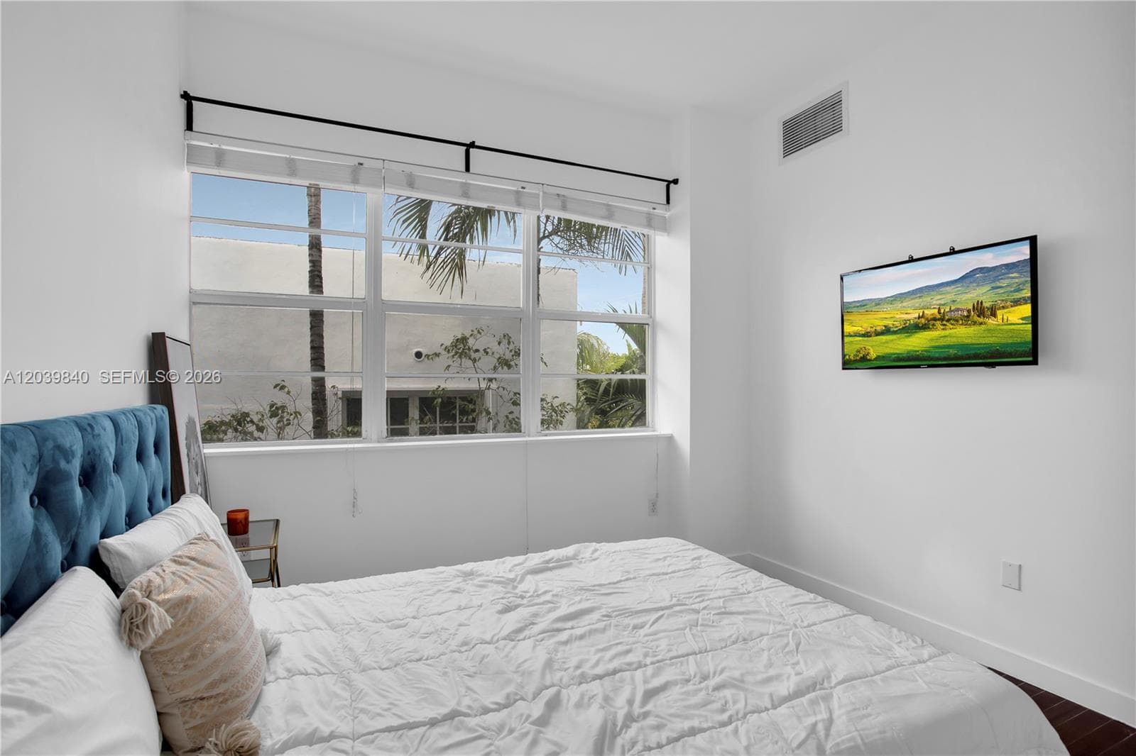 A12039840 — Miami Beach — 7