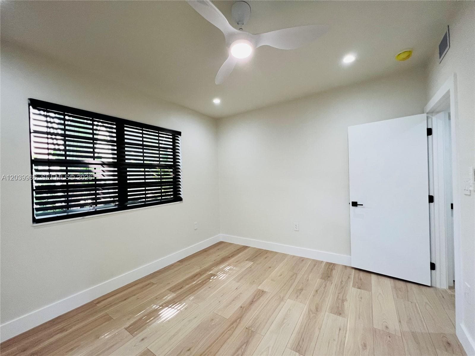 A12039986 — Miami Beach — 13