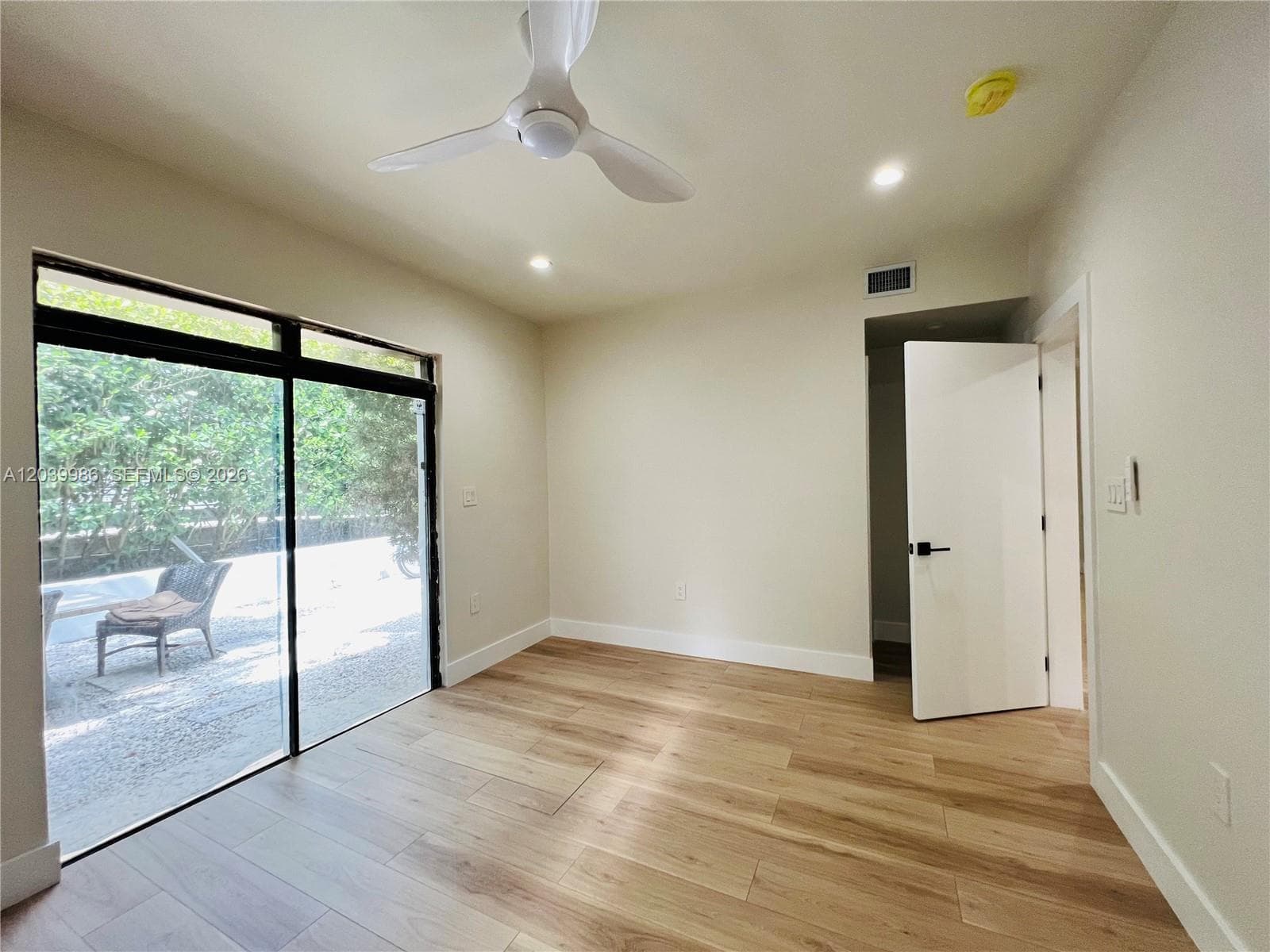 A12039986 — Miami Beach — 14