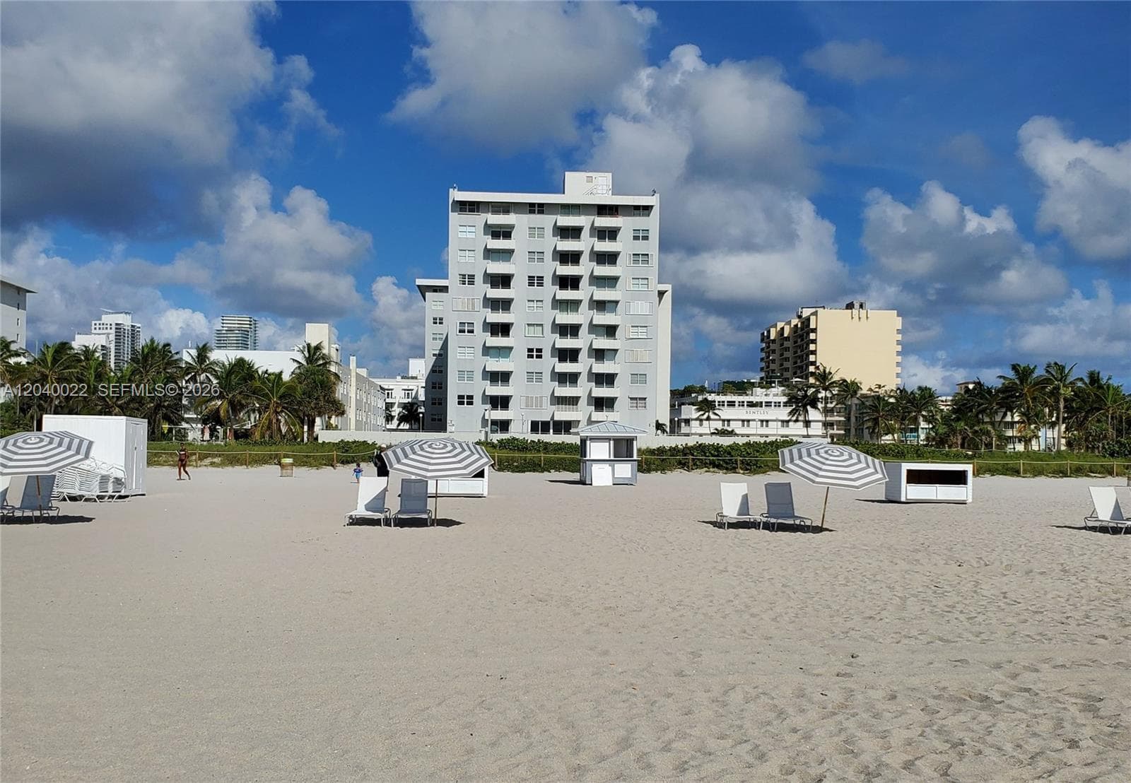 A12040022 — Miami Beach — 28