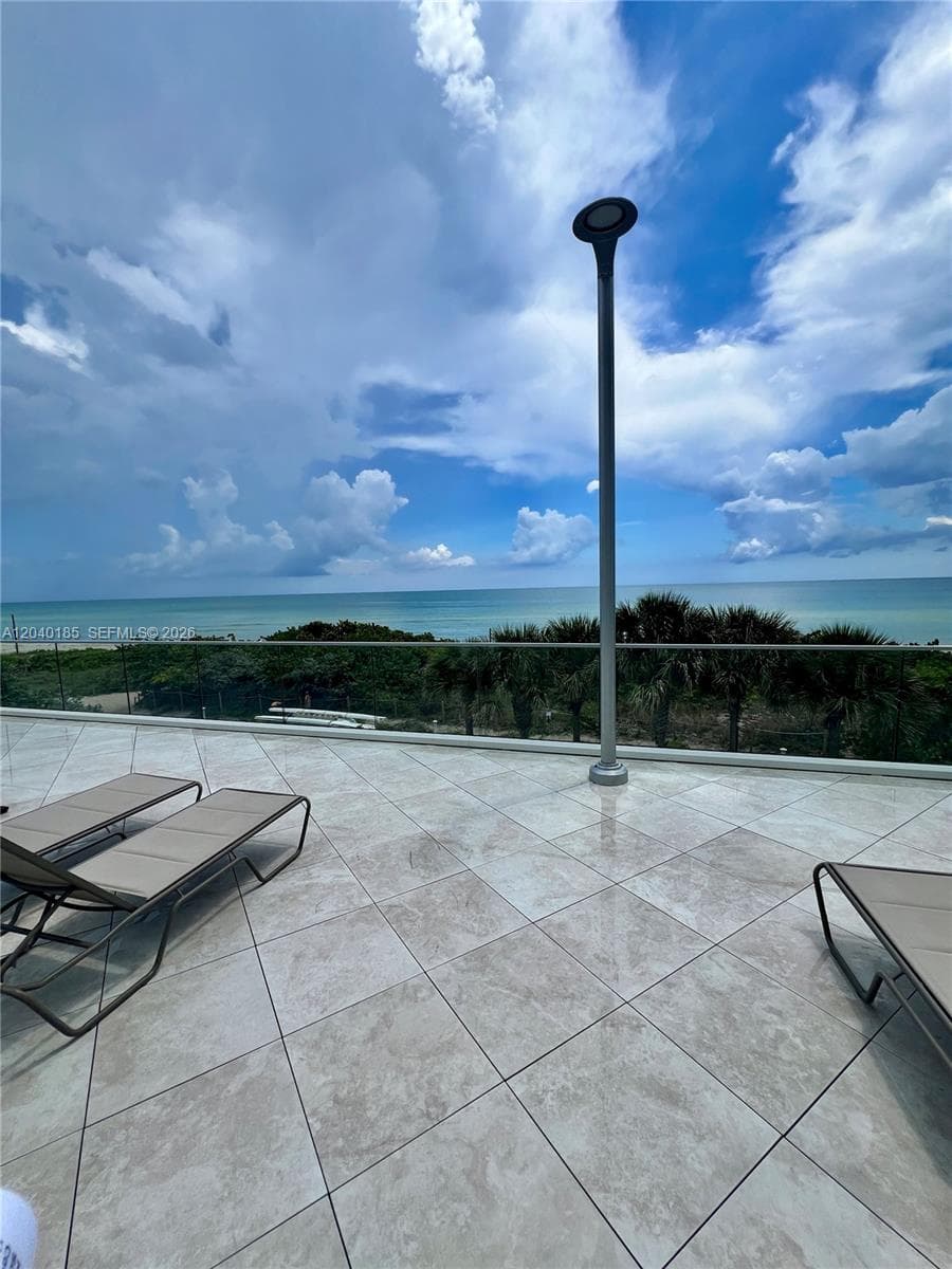 A12040185 — Miami Beach — 43