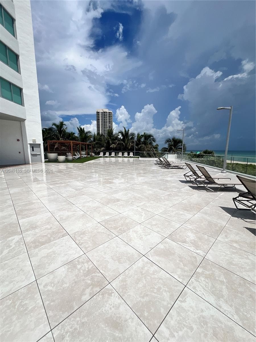 A12040185 — Miami Beach — 41