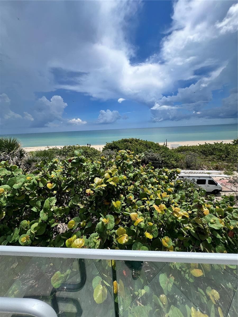 A12040185 — Miami Beach — 45