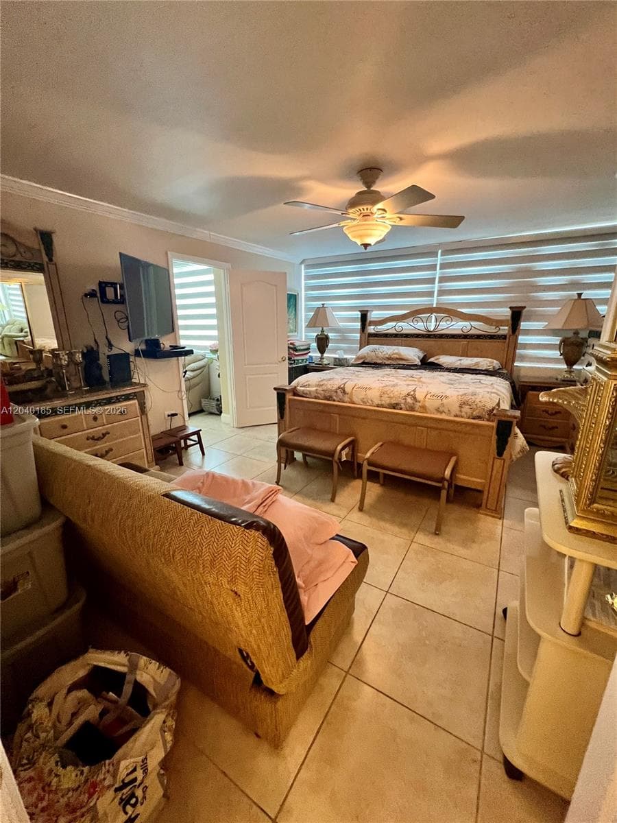 A12040185 — Miami Beach — 18