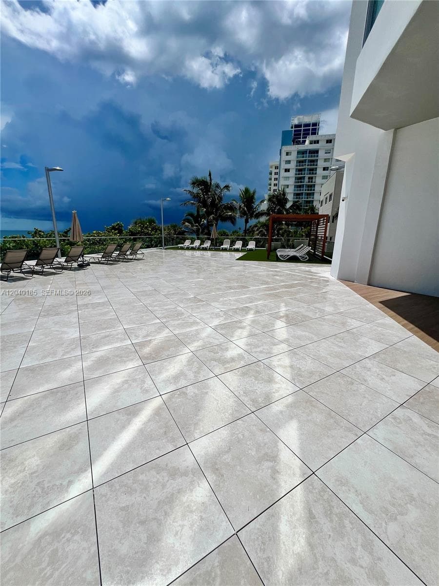 A12040185 — Miami Beach — 40