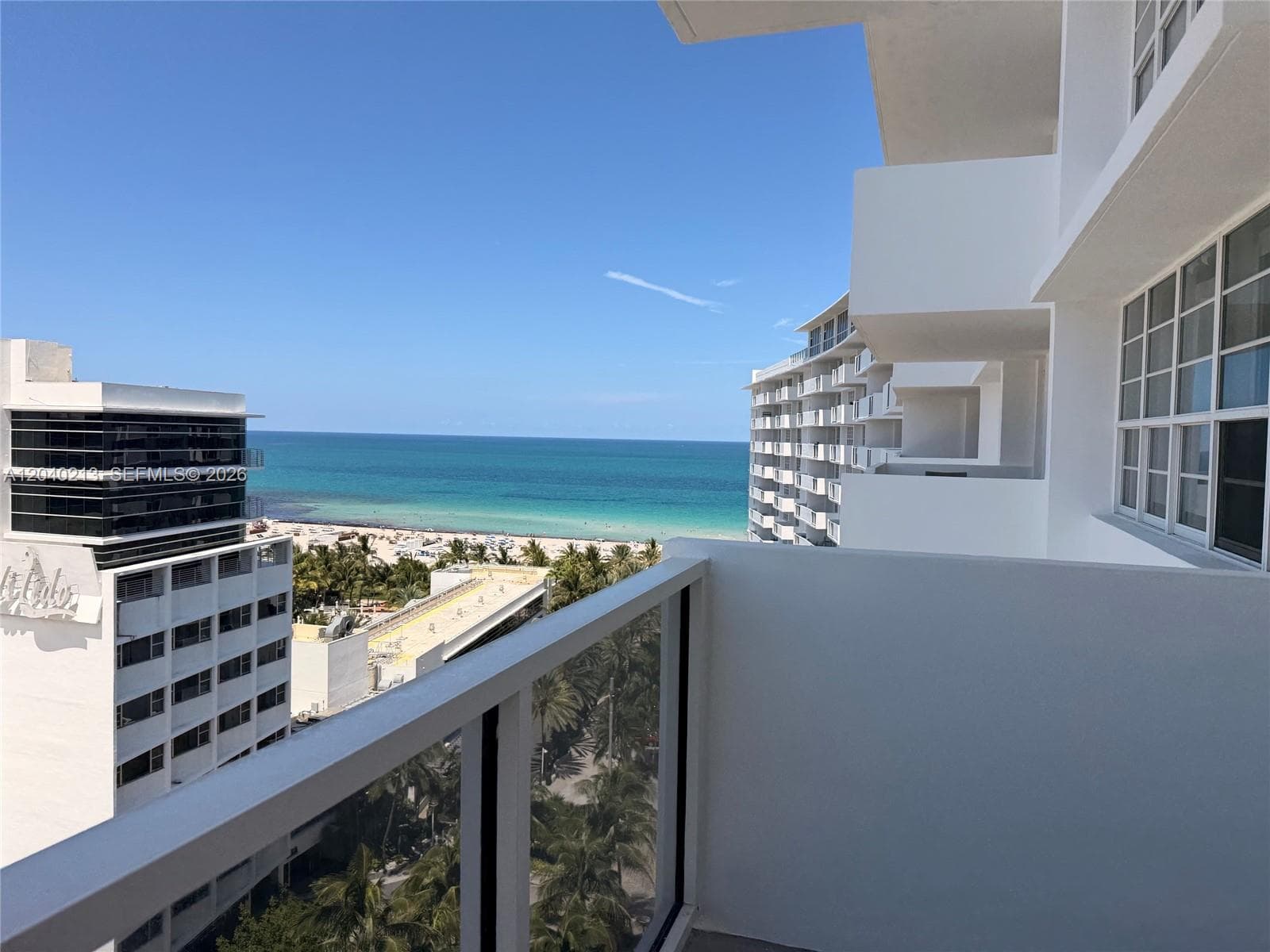 A12040213 — Miami Beach — 28