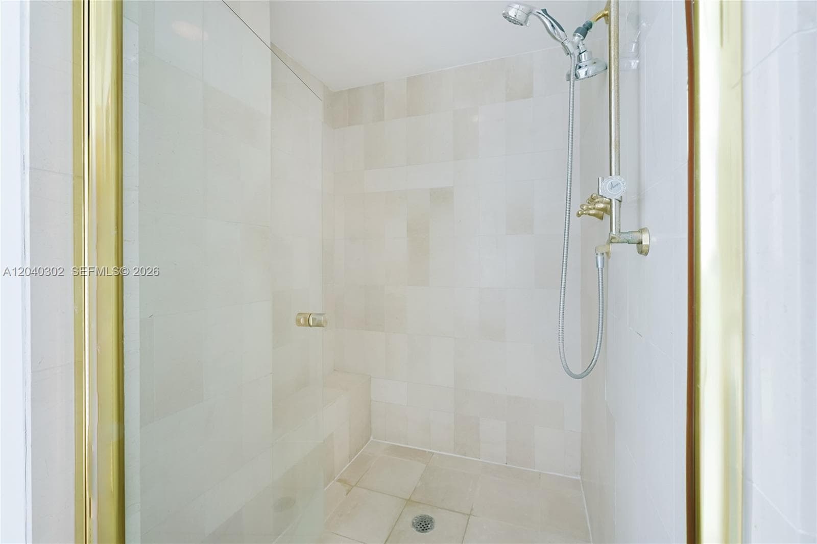 A12040302 — Miami Beach — 33