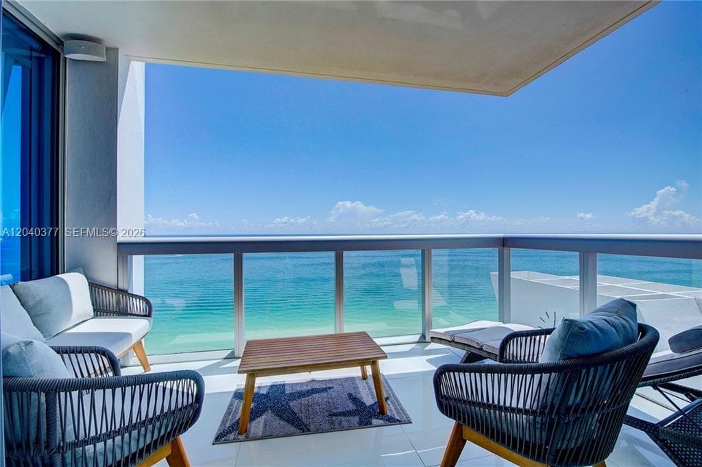 A12040377 — Miami Beach — 67