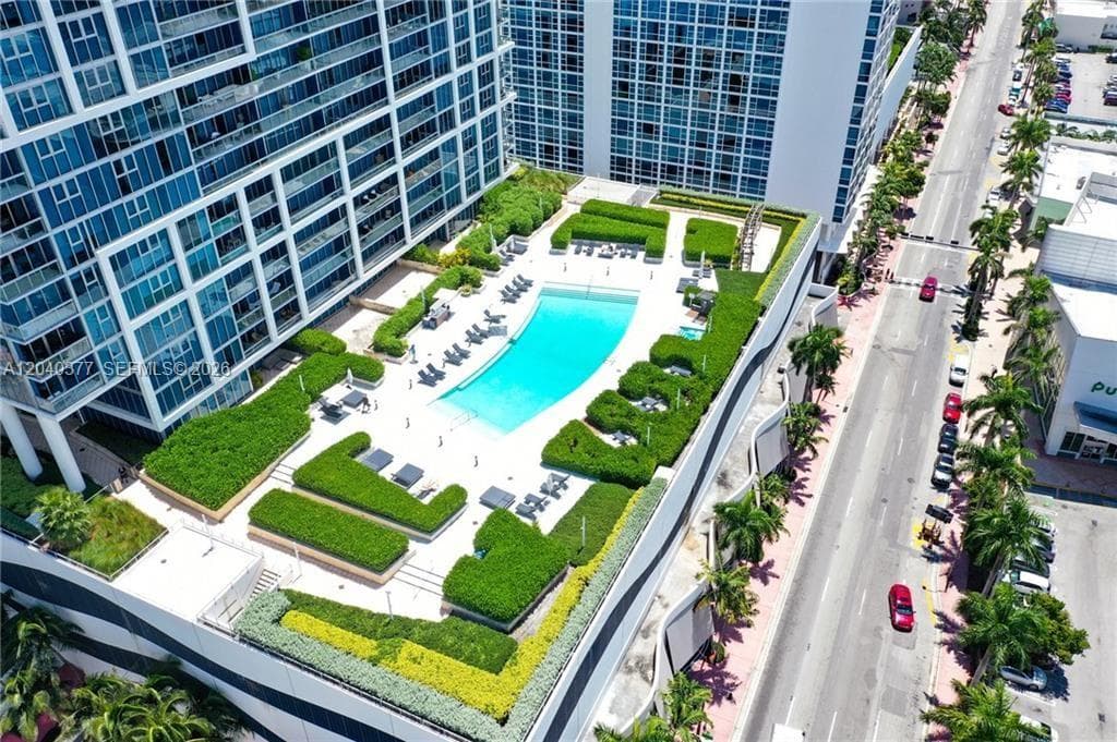 A12040377 — Miami Beach — 58