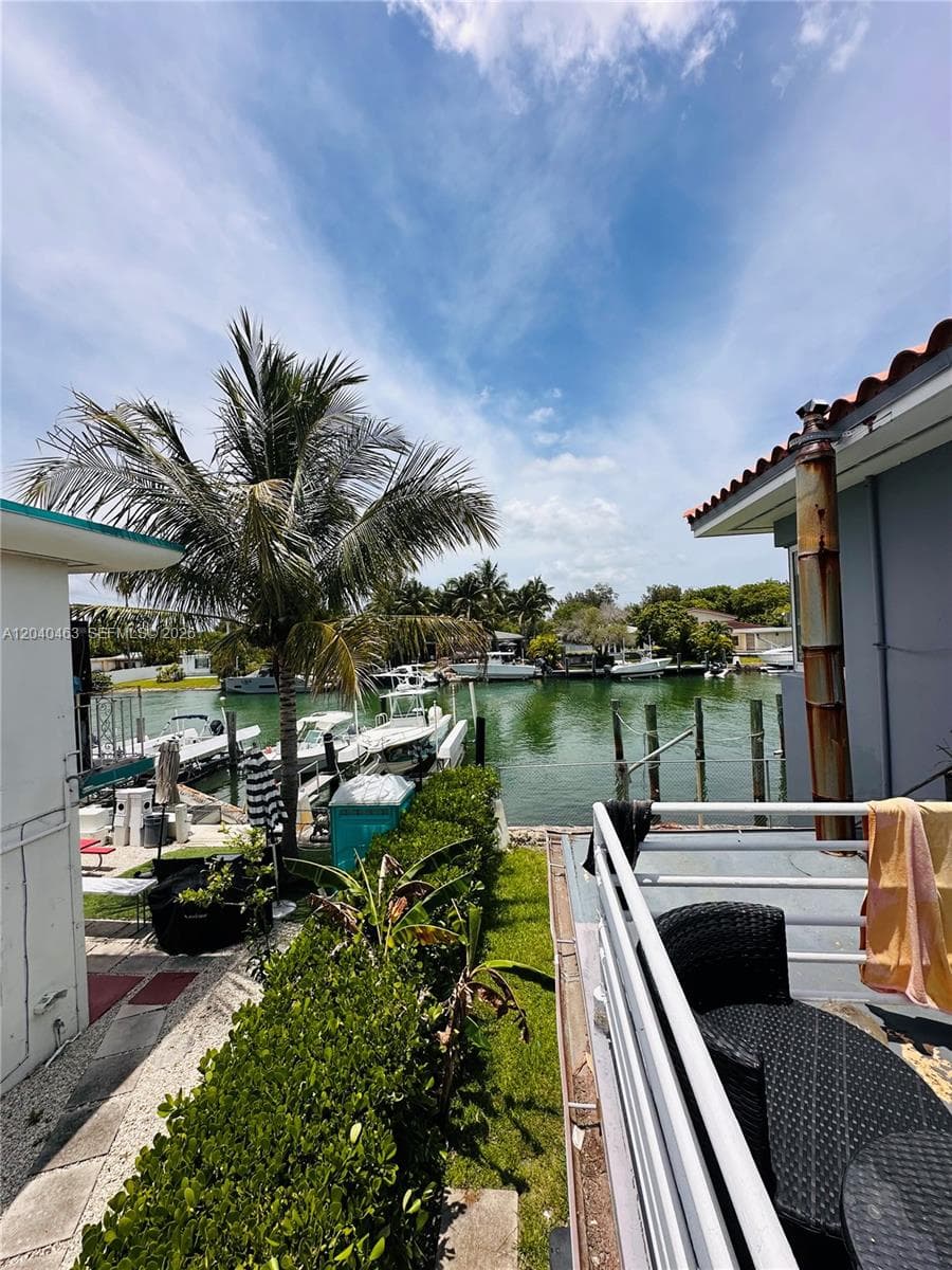 A12040463 — Miami Beach — 17