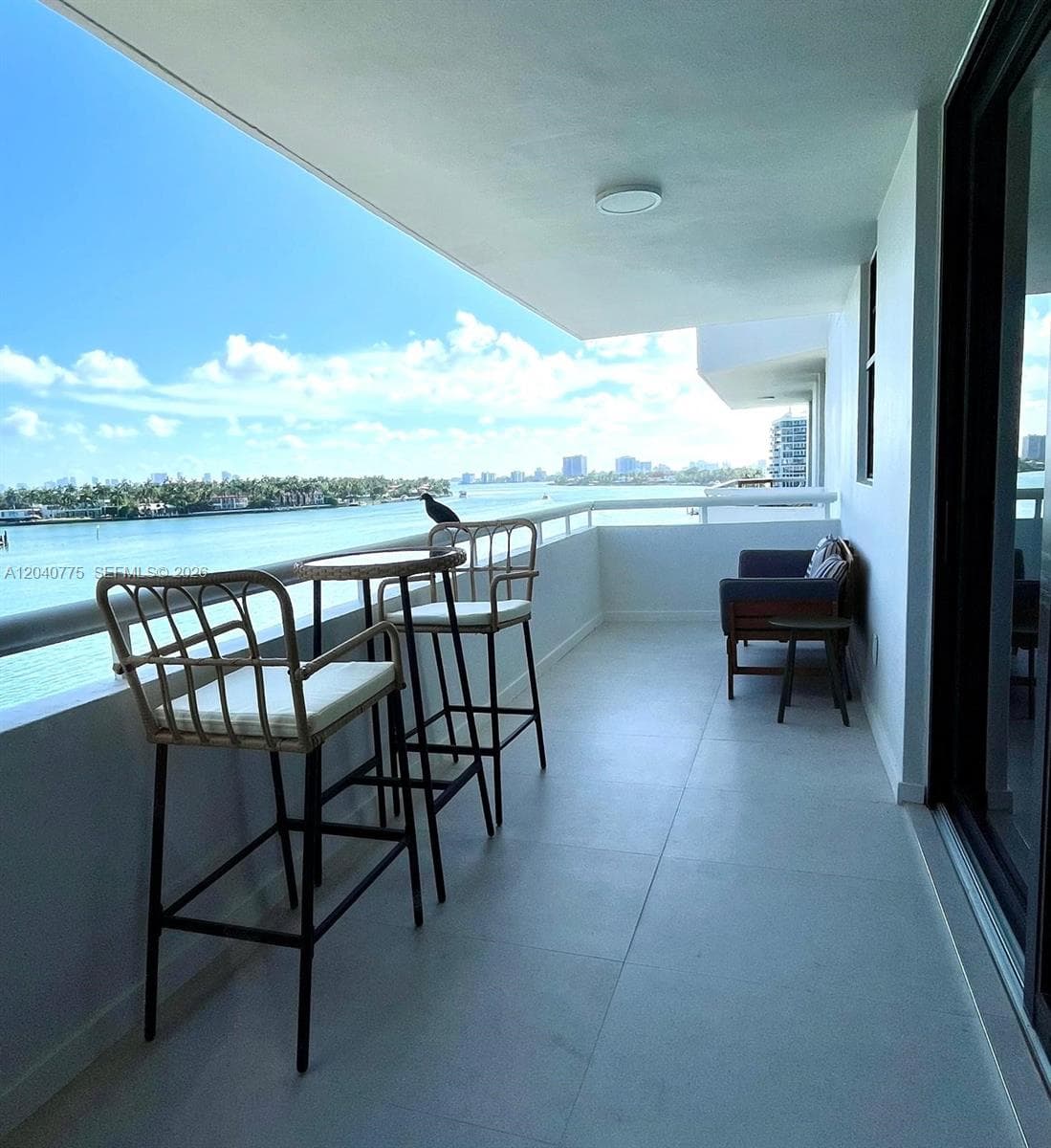 A12040775 — Miami Beach — 13