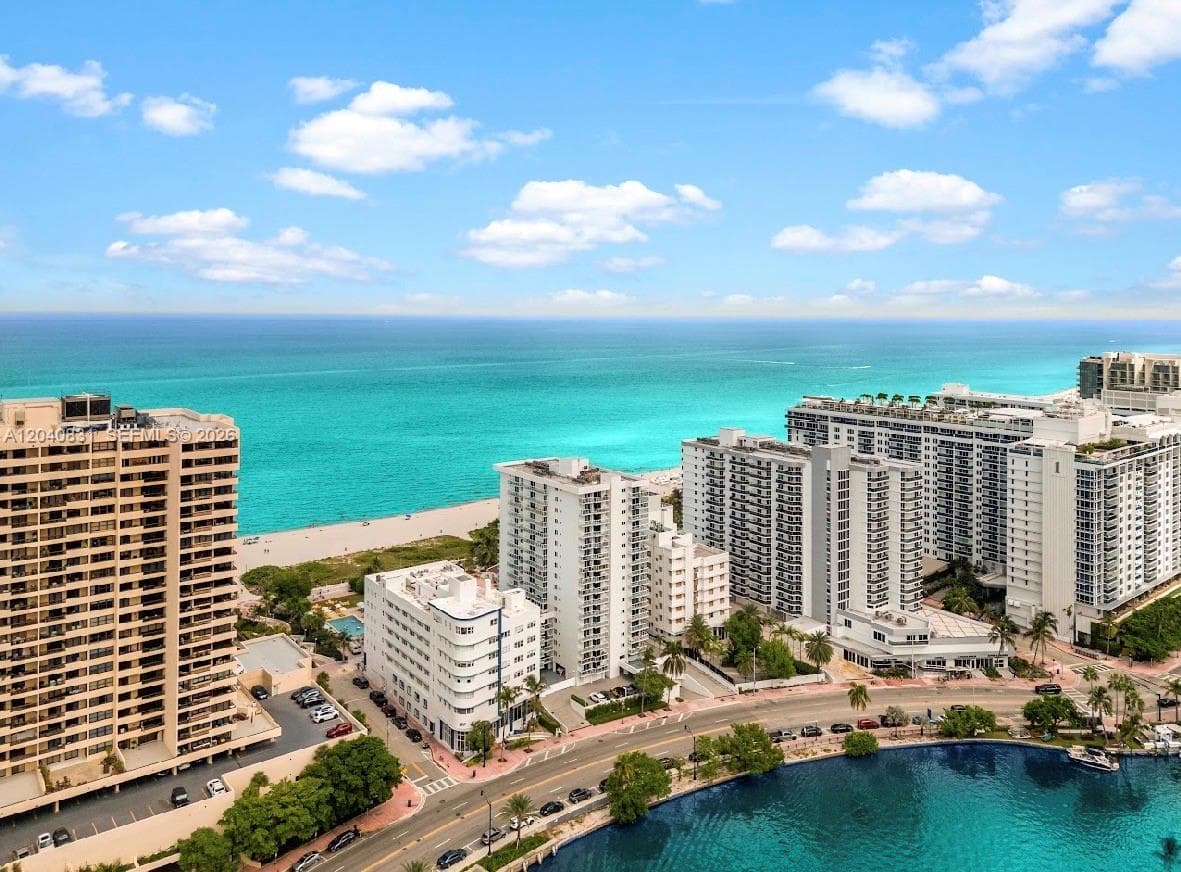 A12040831 — Miami Beach — 49