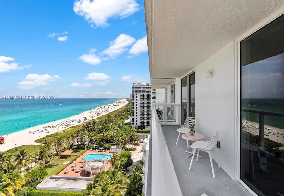 A12040831 — Miami Beach — 37
