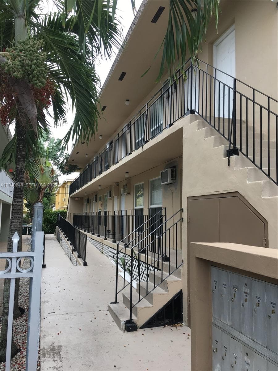 A12040846 — Miami Beach — 2