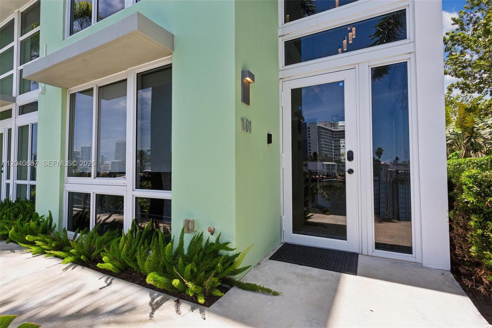 A12040887 — Miami Beach — 2
