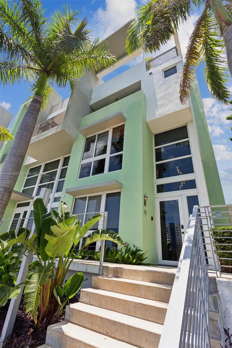 A12040887 — Miami Beach