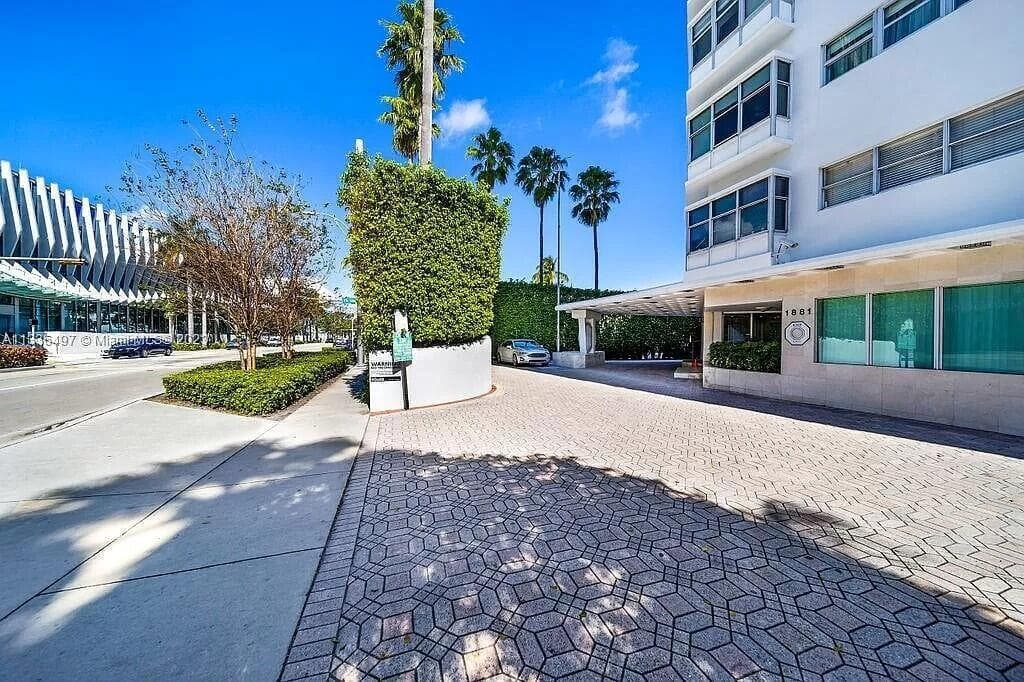 B26043886 — Miami Beach — 30