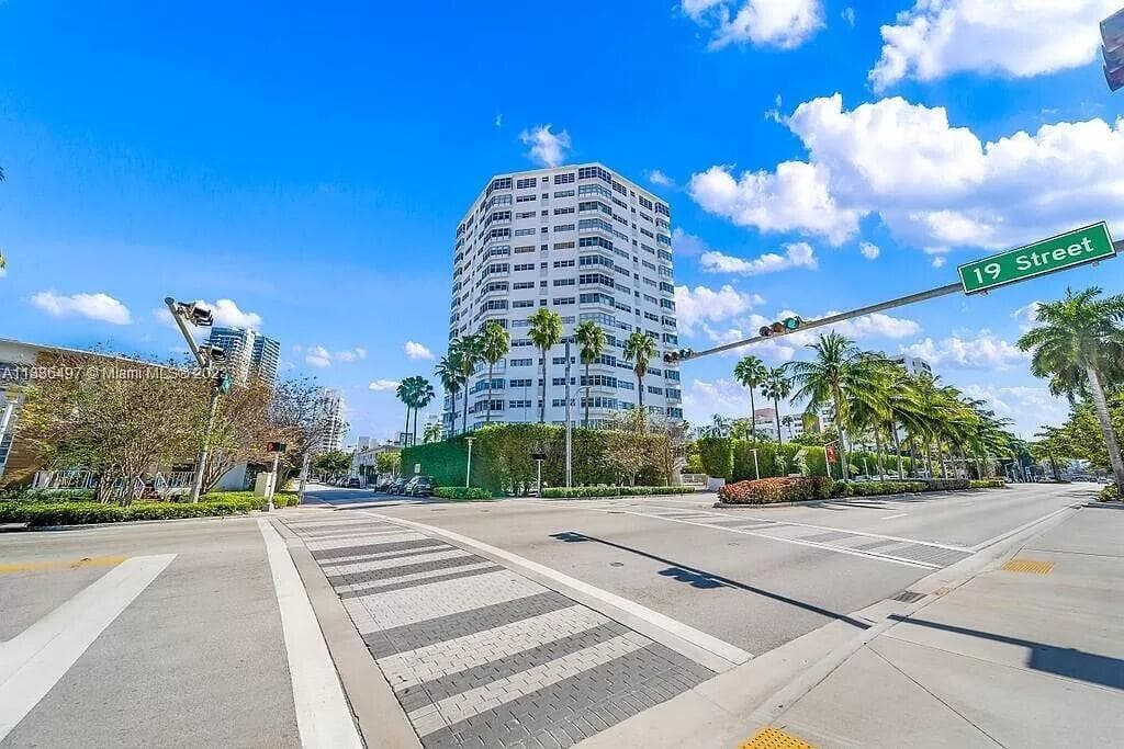 B26043886 — Miami Beach — 35