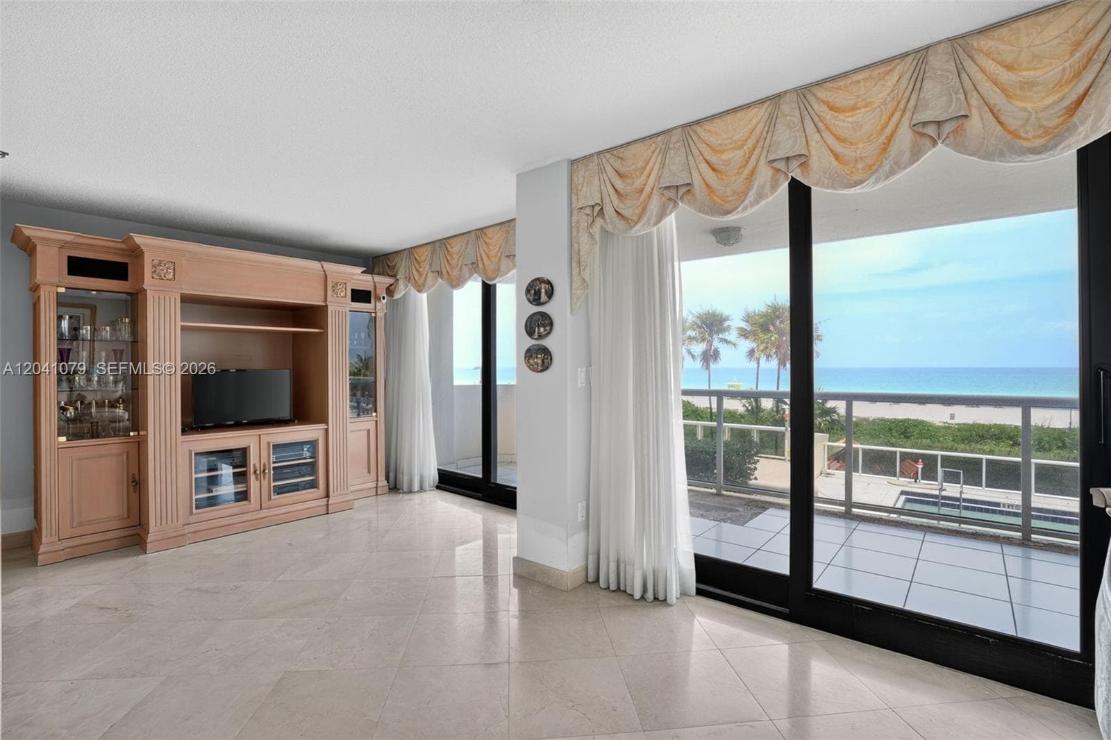 A12041079 — Miami Beach — 27