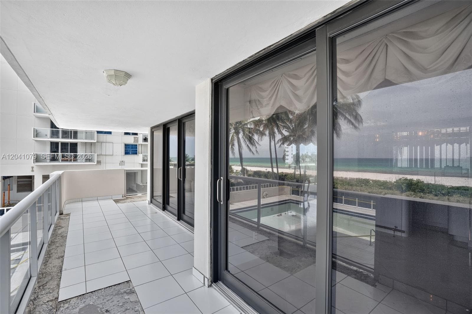 A12041079 — Miami Beach — 38