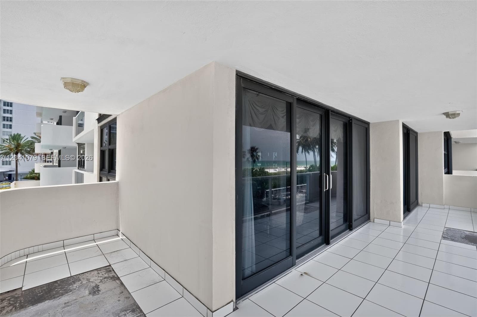 A12041079 — Miami Beach — 40