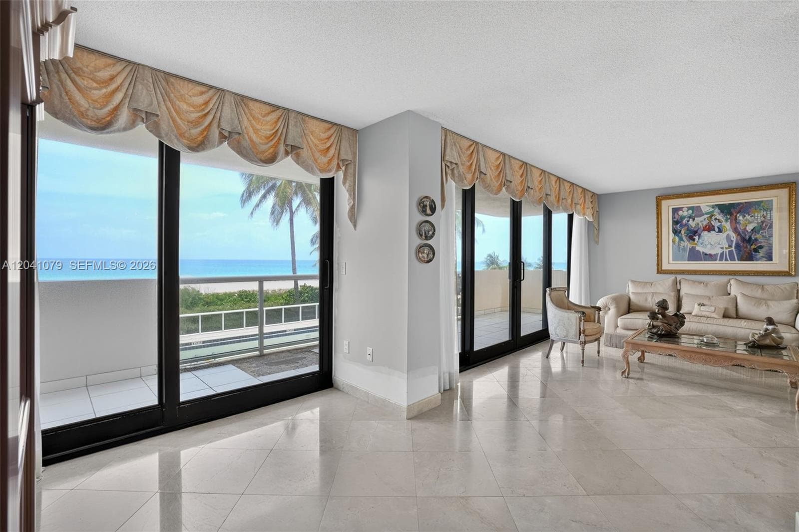 A12041079 — Miami Beach — 29