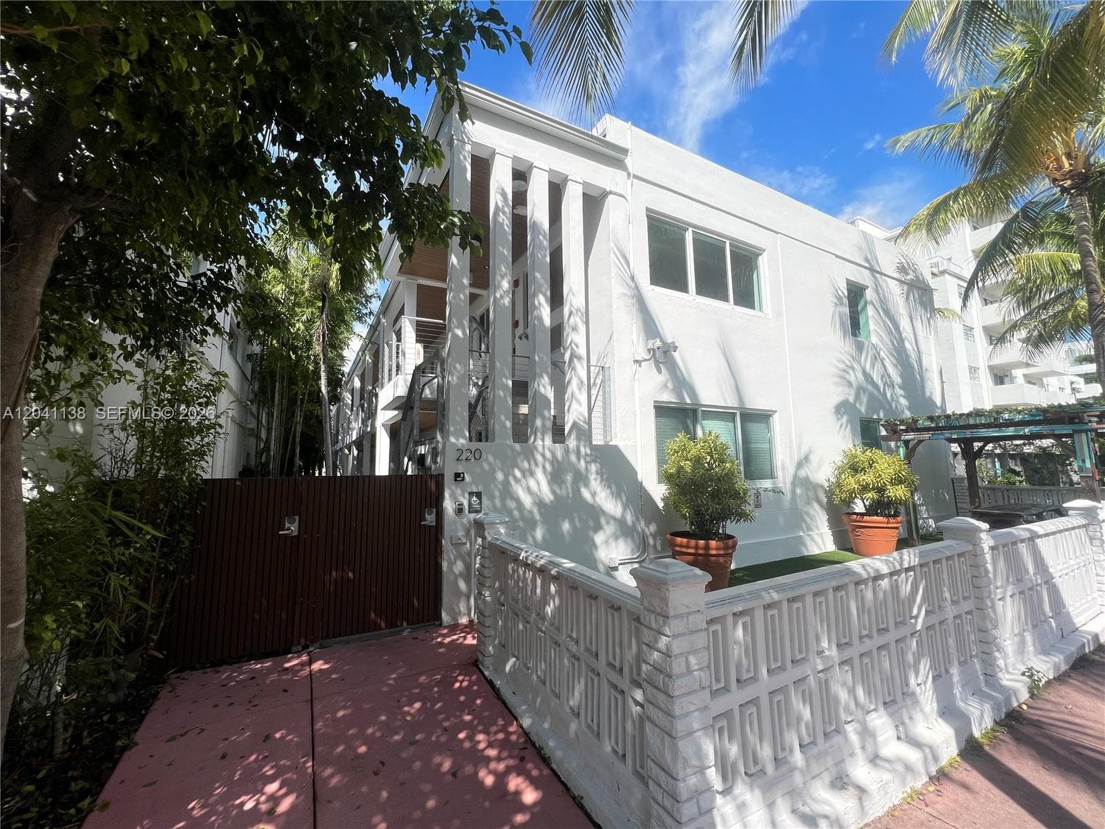 A12041138 — Miami Beach