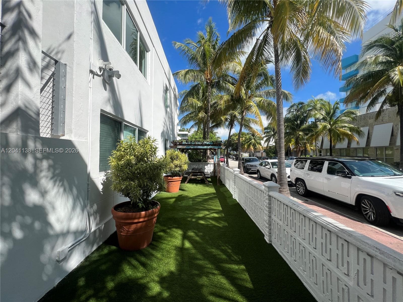 A12041138 — Miami Beach — 9