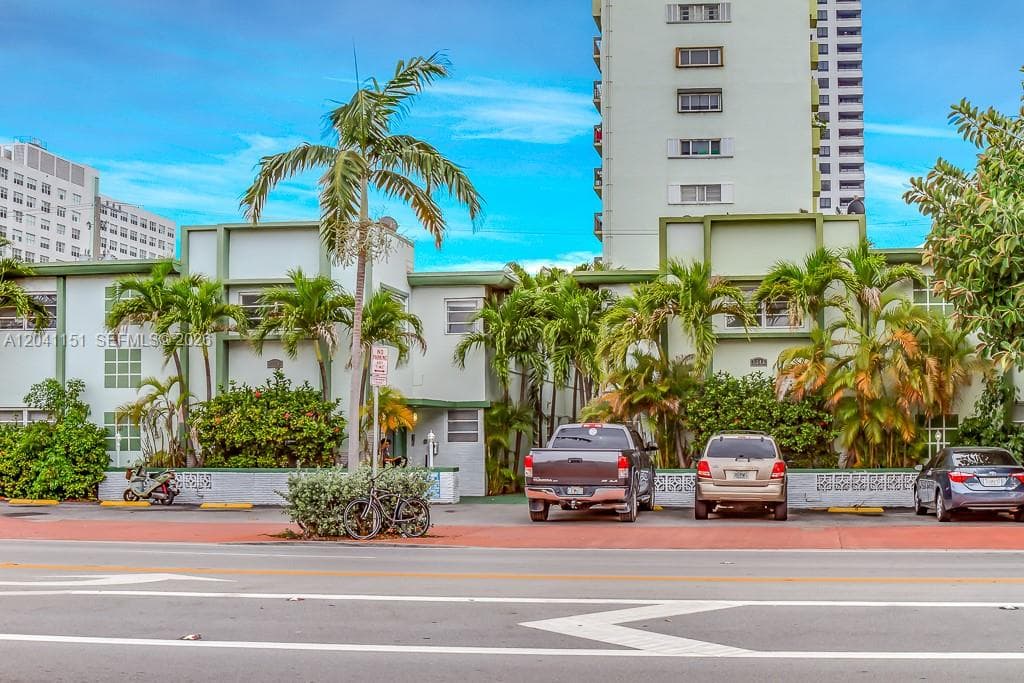 A12041151 — Miami Beach — 2