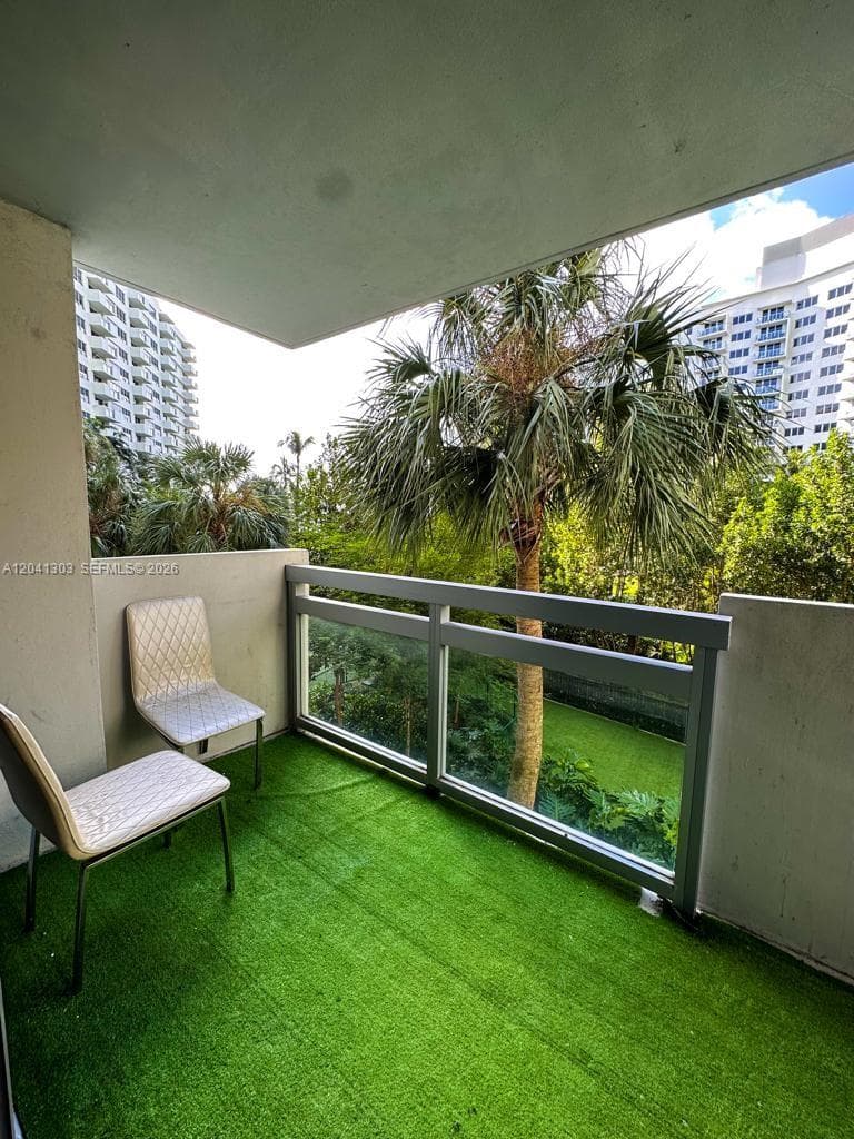 A12041303 — Miami Beach — 12
