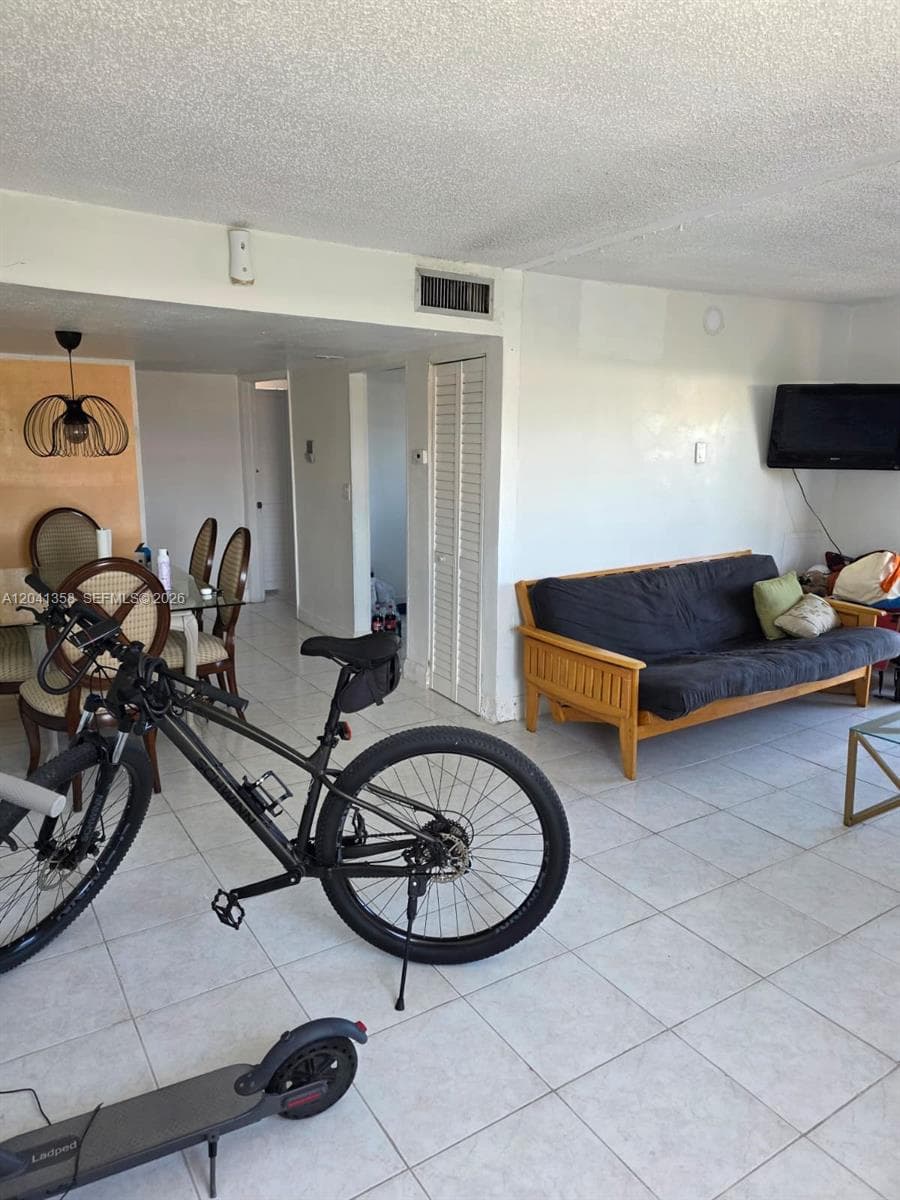 A12041358 — Miami Beach — 6