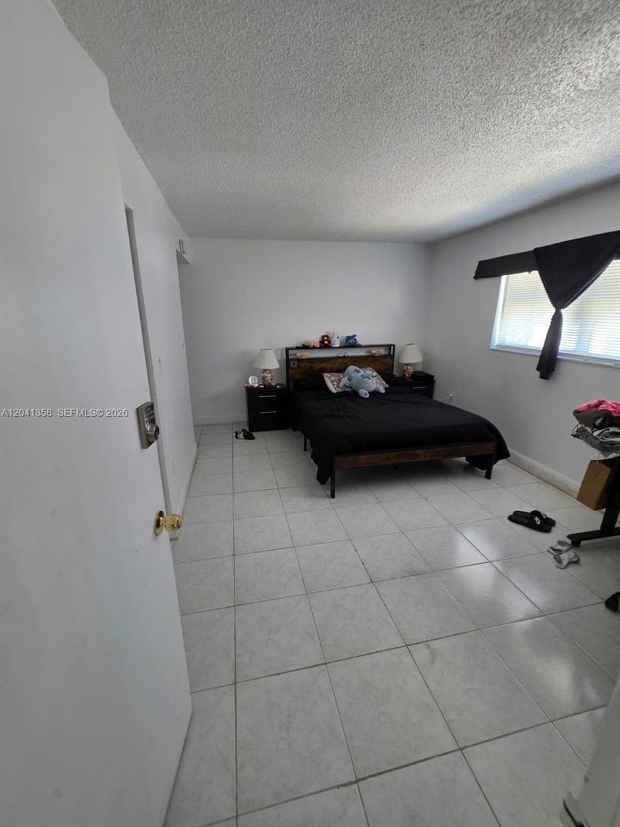 A12041358 — Miami Beach — 12
