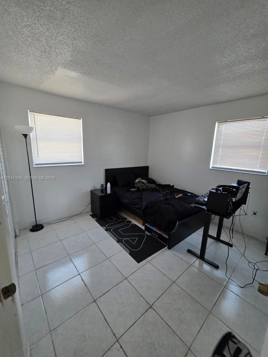 A12041358 — Miami Beach — 9
