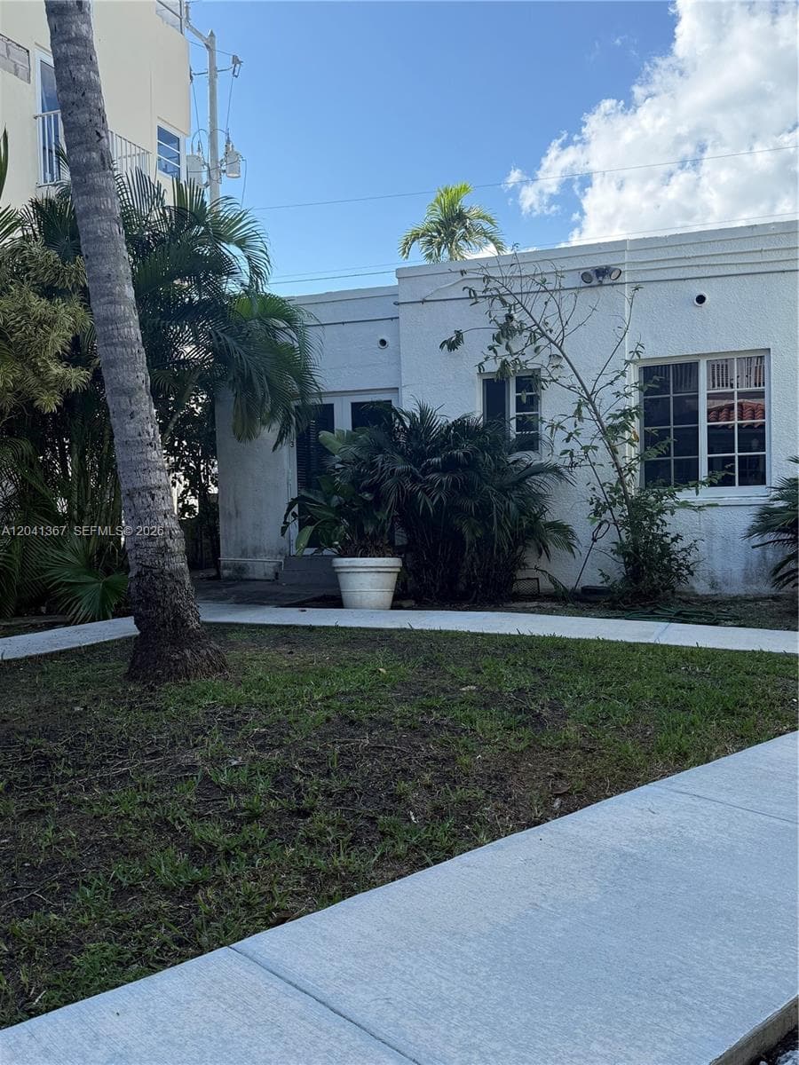 A12041367 — Miami Beach — 23