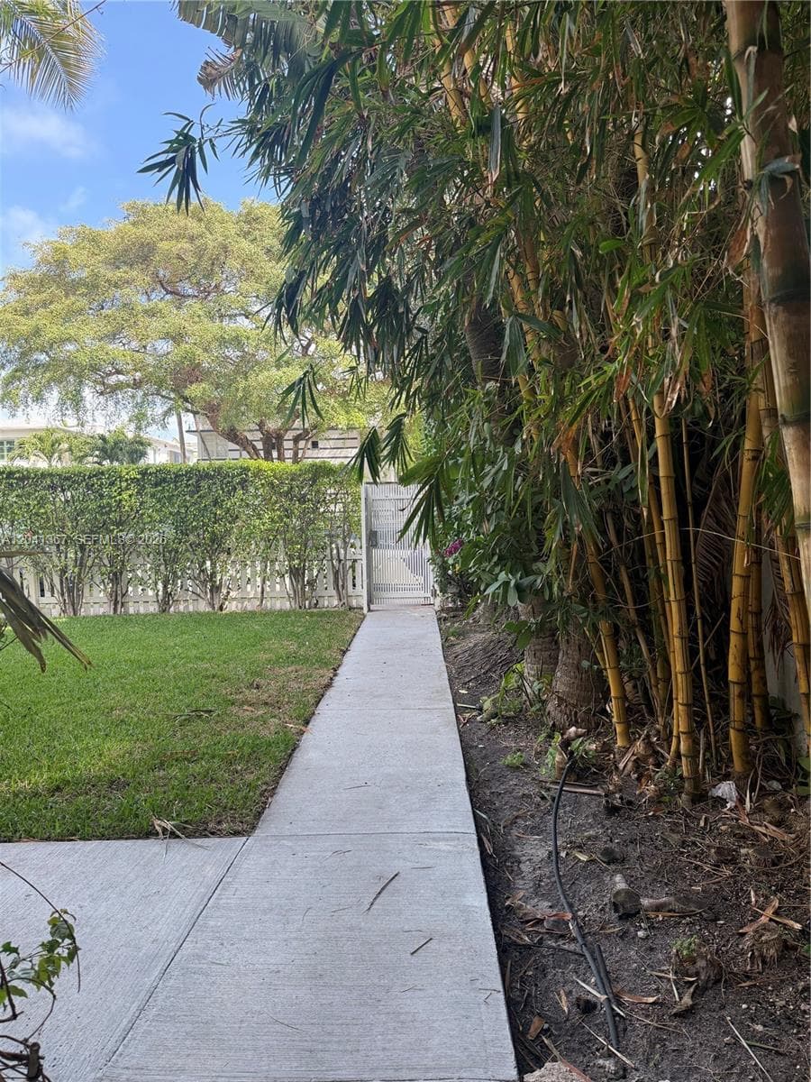 A12041367 — Miami Beach — 13