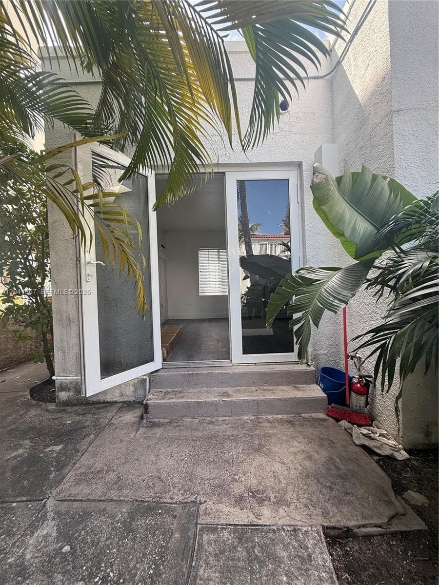 A12041367 — Miami Beach — 16