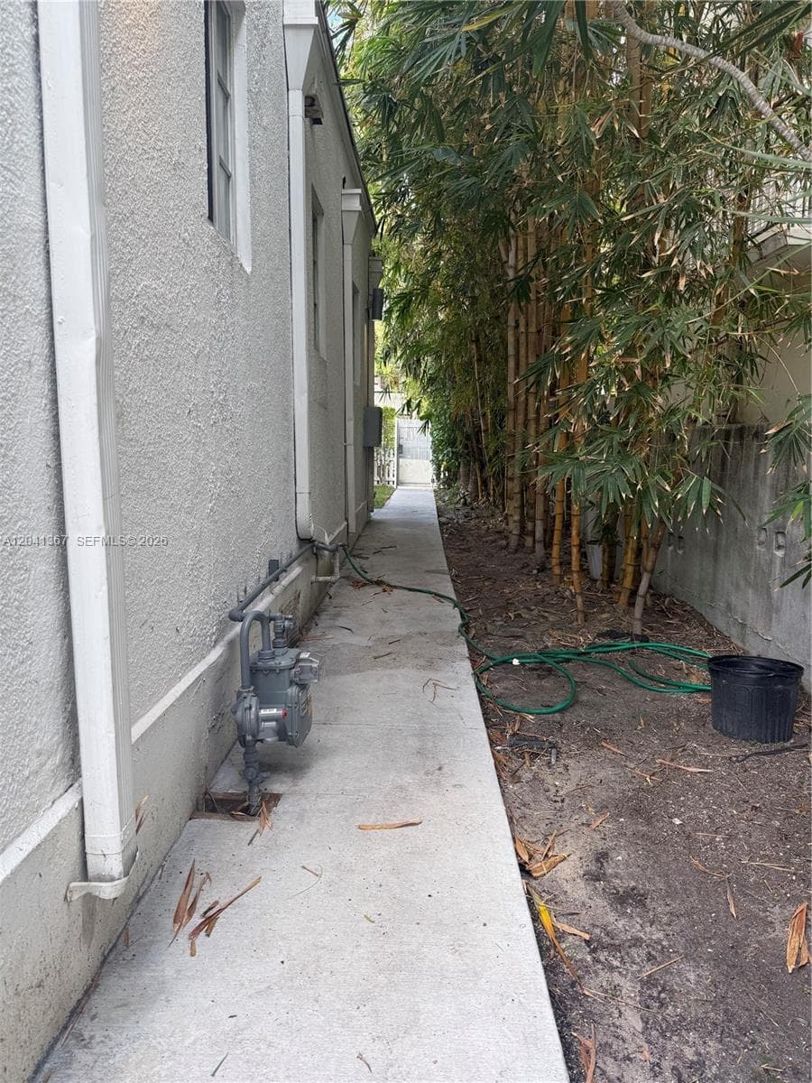 A12041367 — Miami Beach — 14