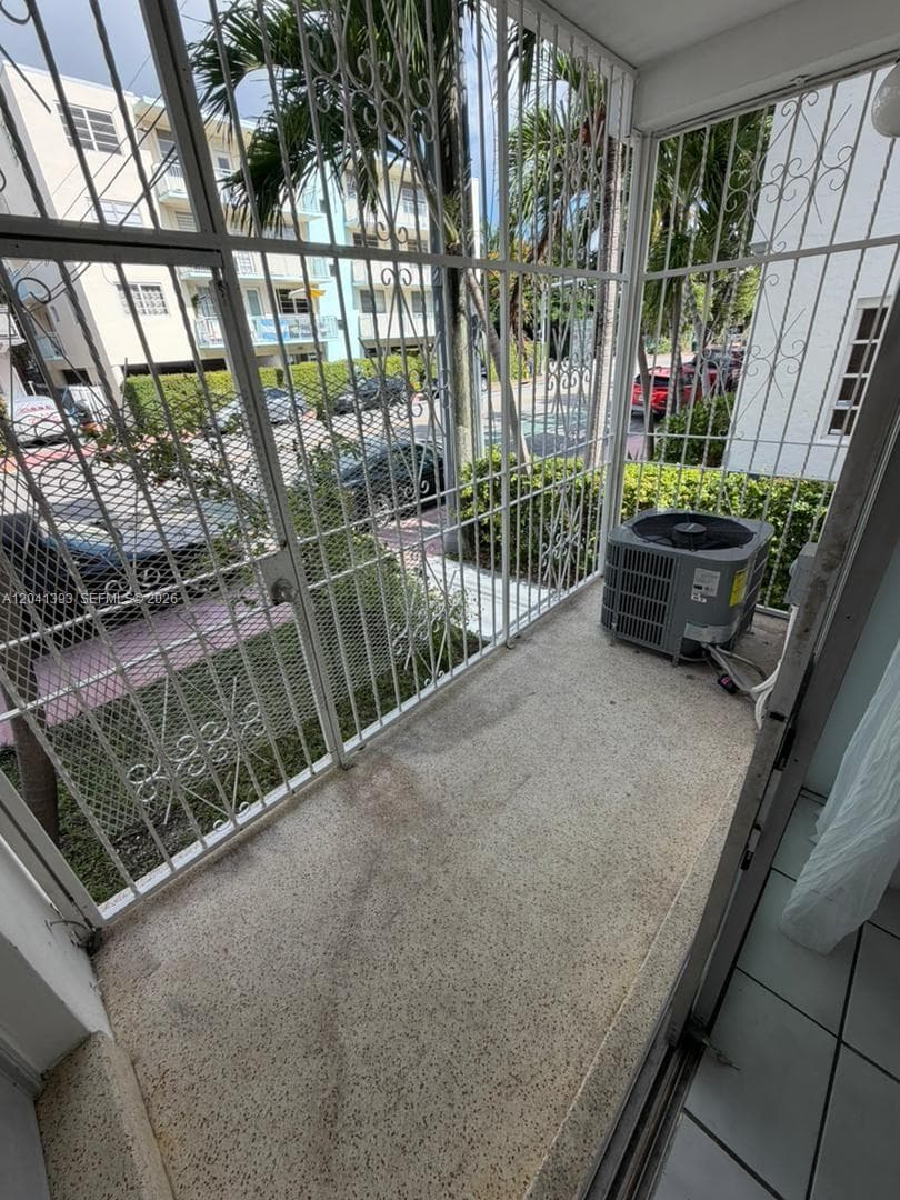 A12041393 — Miami Beach — 17