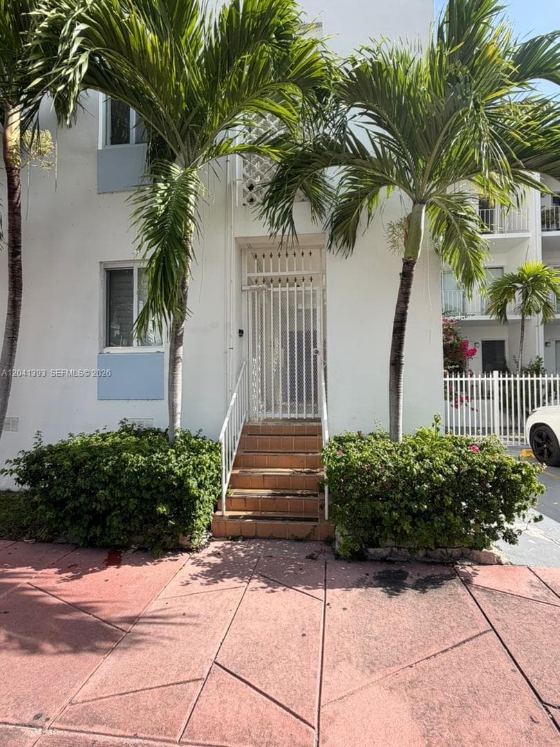A12041393 — Miami Beach — 16
