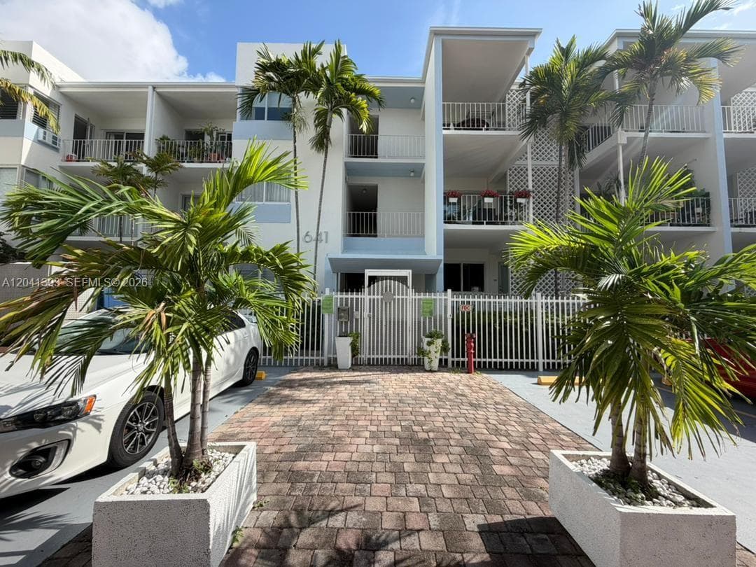 A12041393 — Miami Beach