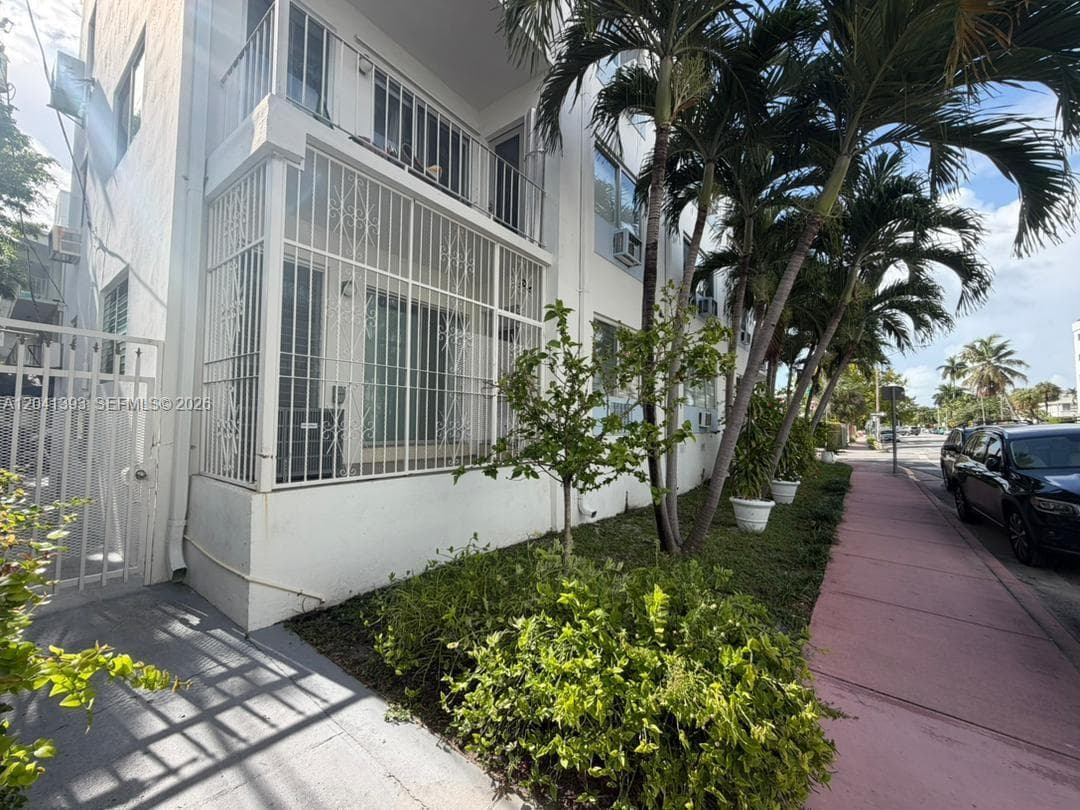 A12041393 — Miami Beach — 18