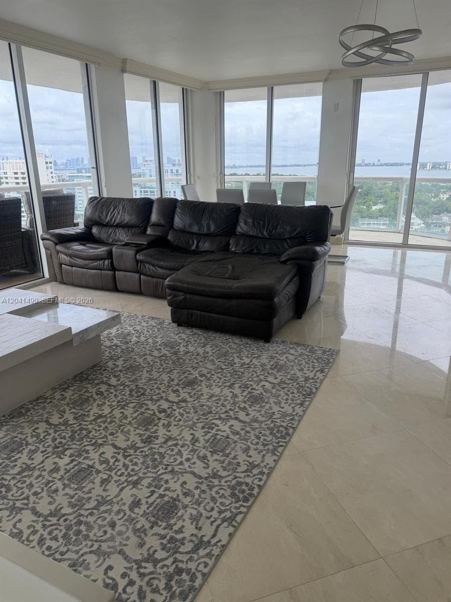 A12041499 — Miami Beach — 7