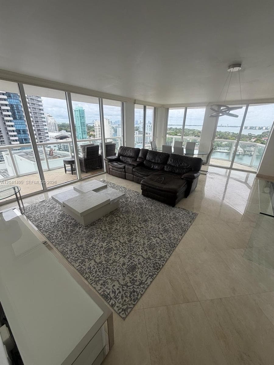 A12041499 — Miami Beach — 5