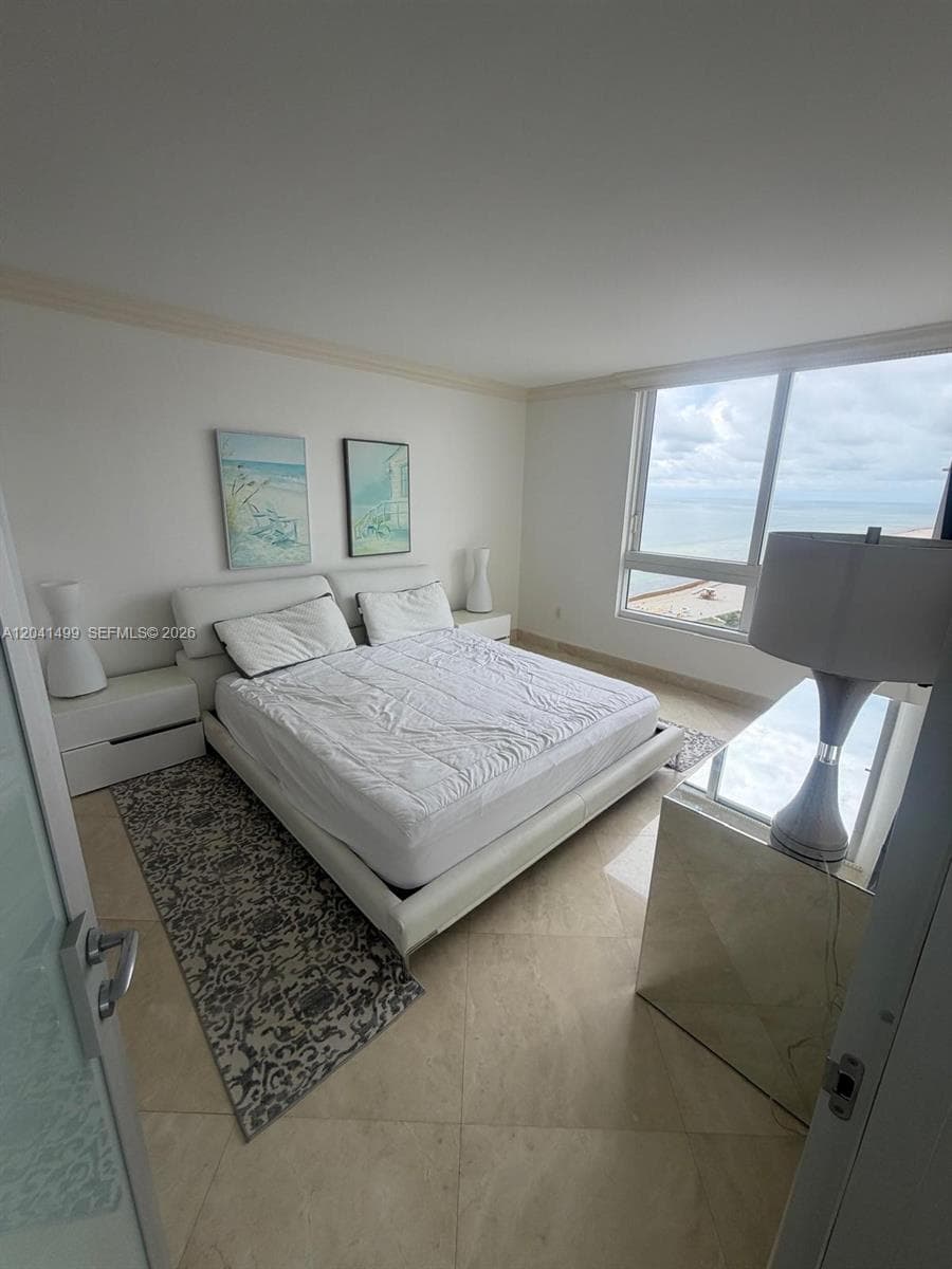 A12041499 — Miami Beach — 9
