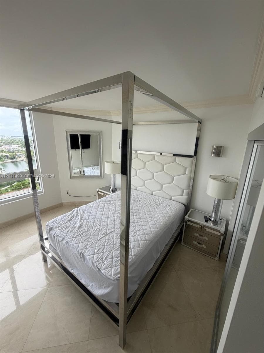 A12041499 — Miami Beach — 10