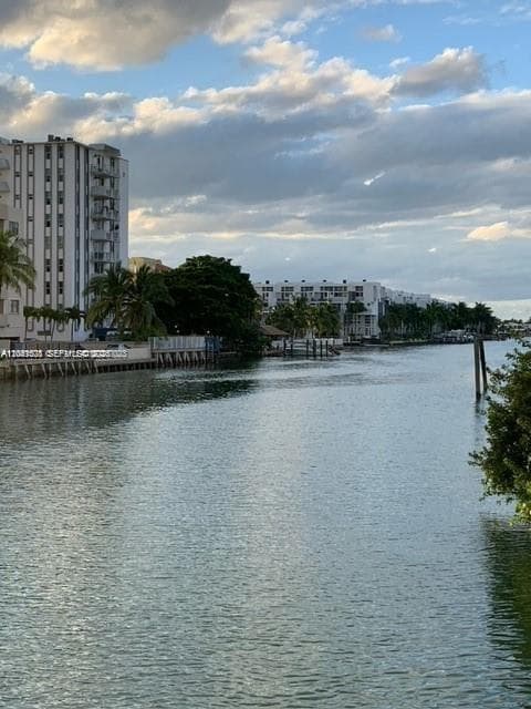 A12041508 — Miami Beach — 8